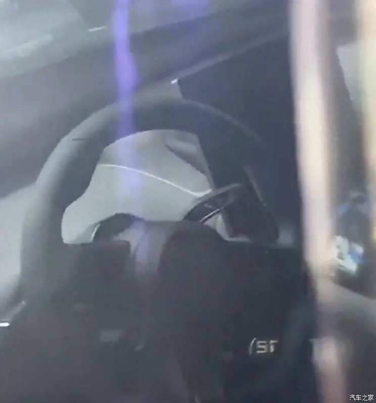 小米YU7实车图再曝光 无框式车门 一体式尾门开启 拉花样式运动