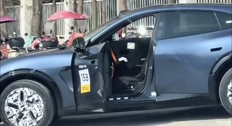 小米YU7实车图再曝光 无框式车门 一体式尾门开启 拉花样式运动